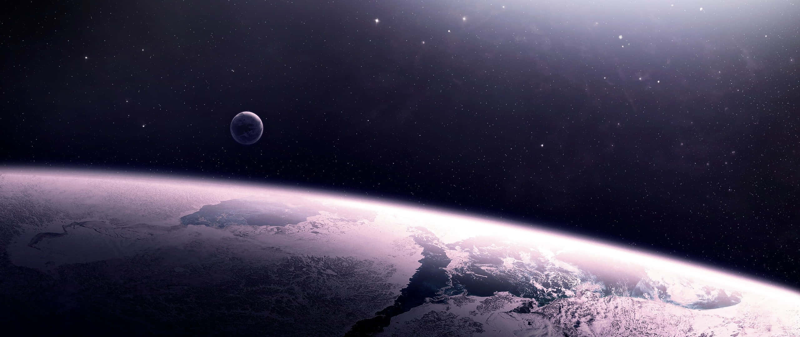 Art 2560x1080 桌布 壁紙 — 在星空下，一個被雪覆蓋的行星彎曲的地平線散發出紫色光芒，遠處還有一輪月亮，景色令人嘆為觀止。