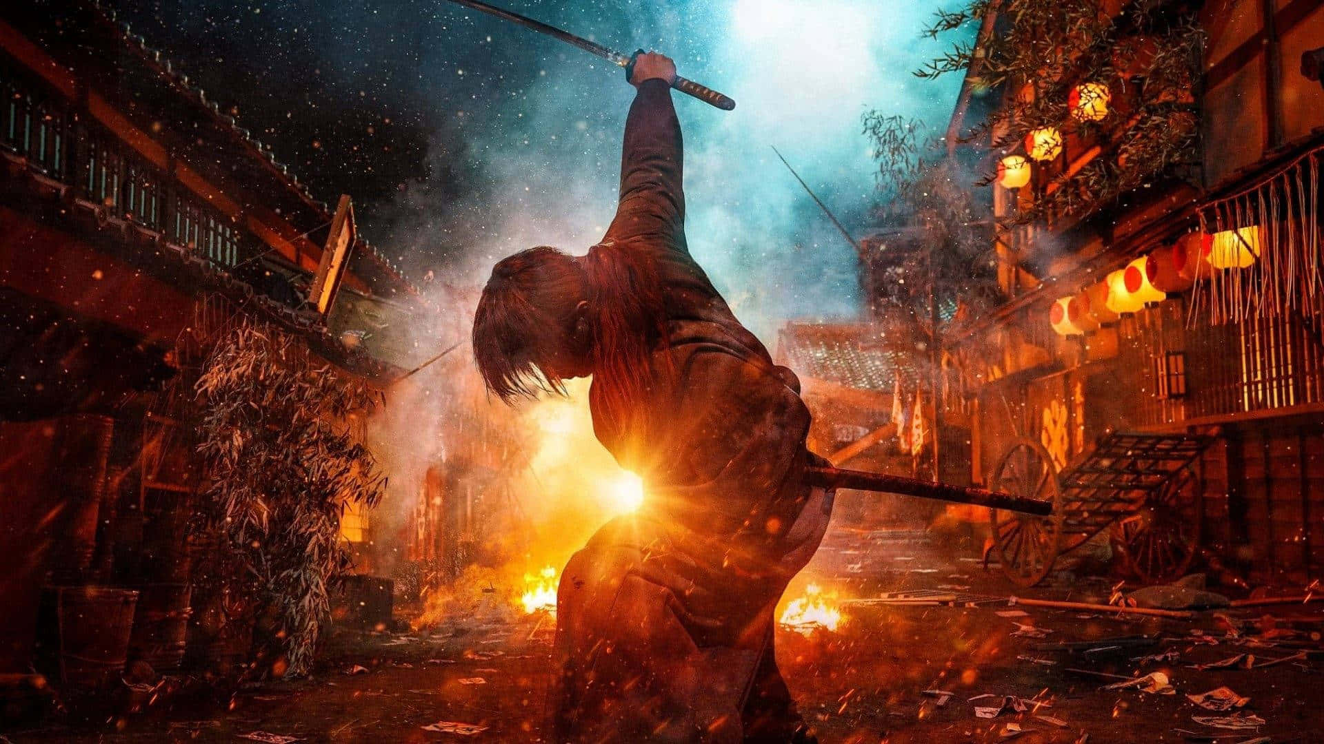 武士動畫 桌布 壁紙 — 在星空下，一名戰士在傳統日本小鎮的火焰夜晚街道上揮砍。