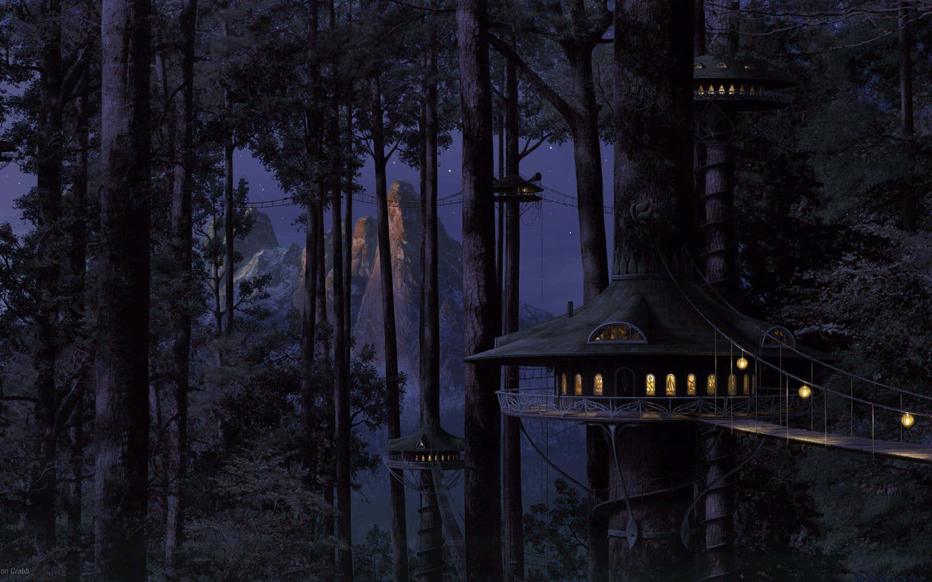 woods 桌布 壁紙 — 在星空下，一座舒適的樹屋在夜晚的茂密森林中溫暖地發光，遠山隱約可見。