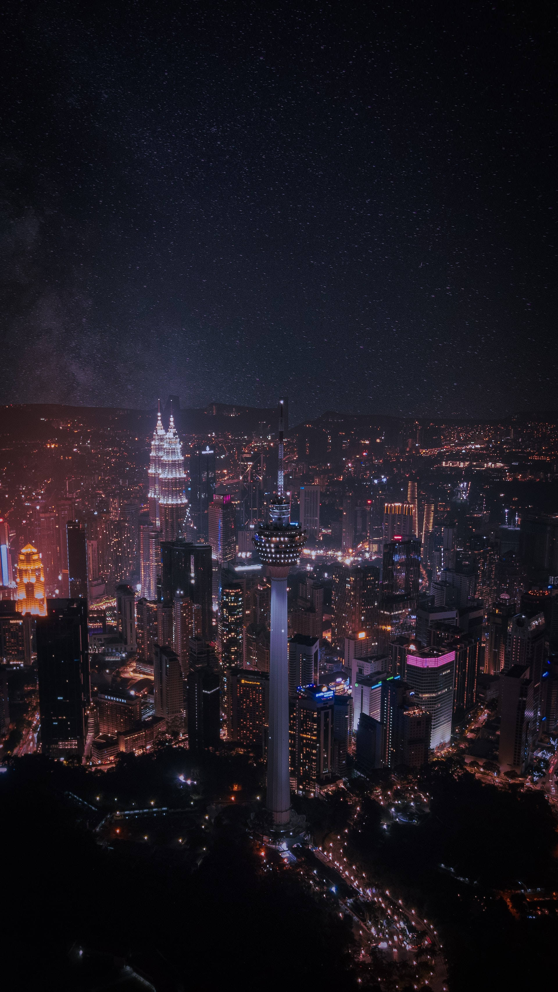 夜空 桌布 壁紙 — 在星空下，吉隆坡璀璨的天際線夜景，雙子星塔和吉隆坡塔閃爍明亮。