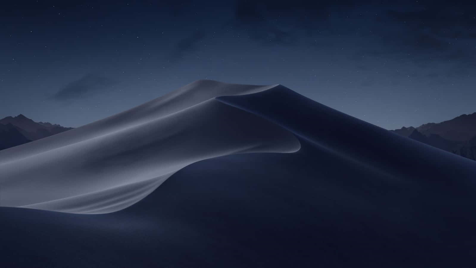 桌布 壁紙 — 在星空下，平滑沙丘與遠山背景的寧靜夜景。