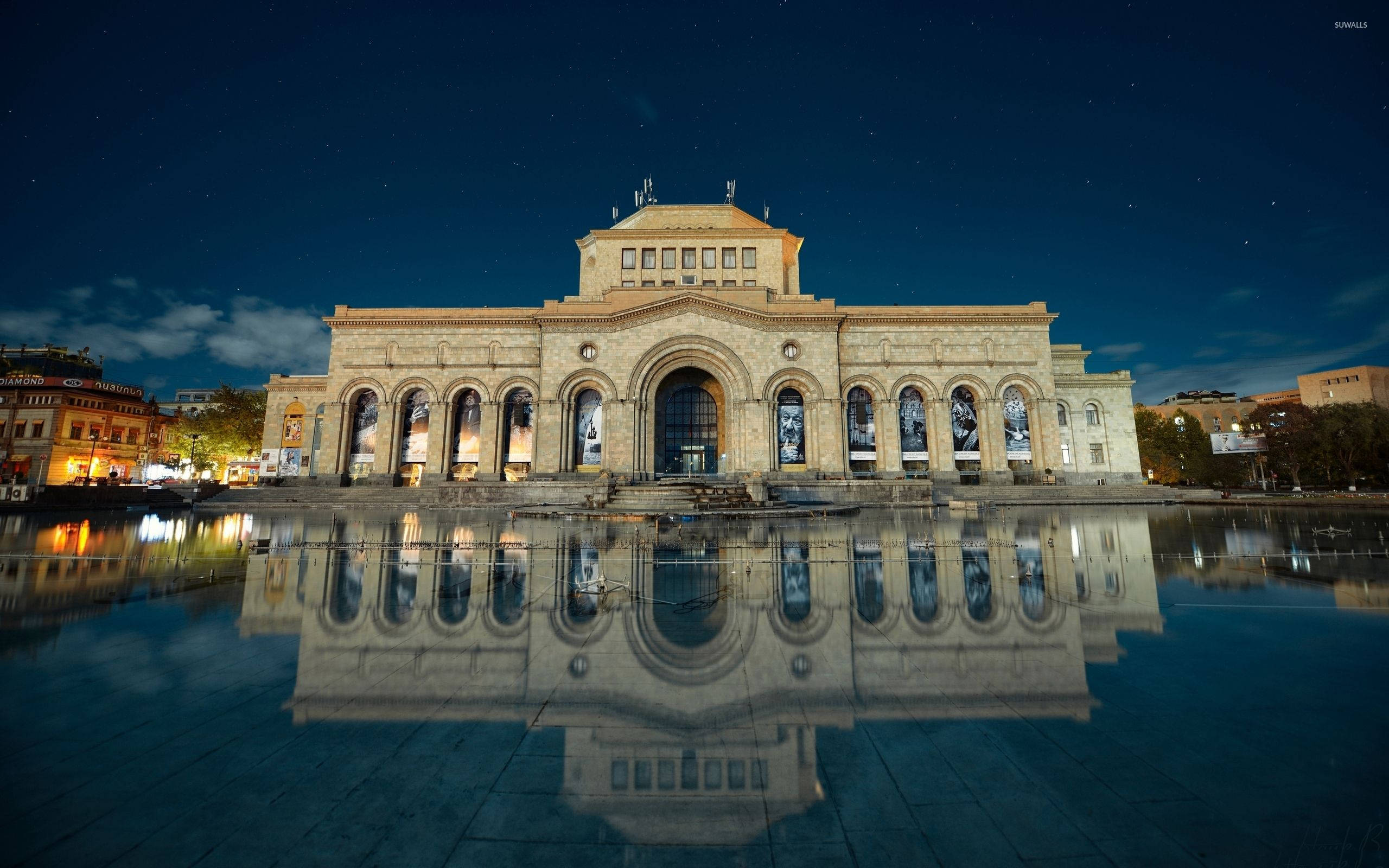 Armenia 桌布 壁紙 — 在星空下，平靜水面上完美倒映的夜間照明新古典主義宏偉建築。