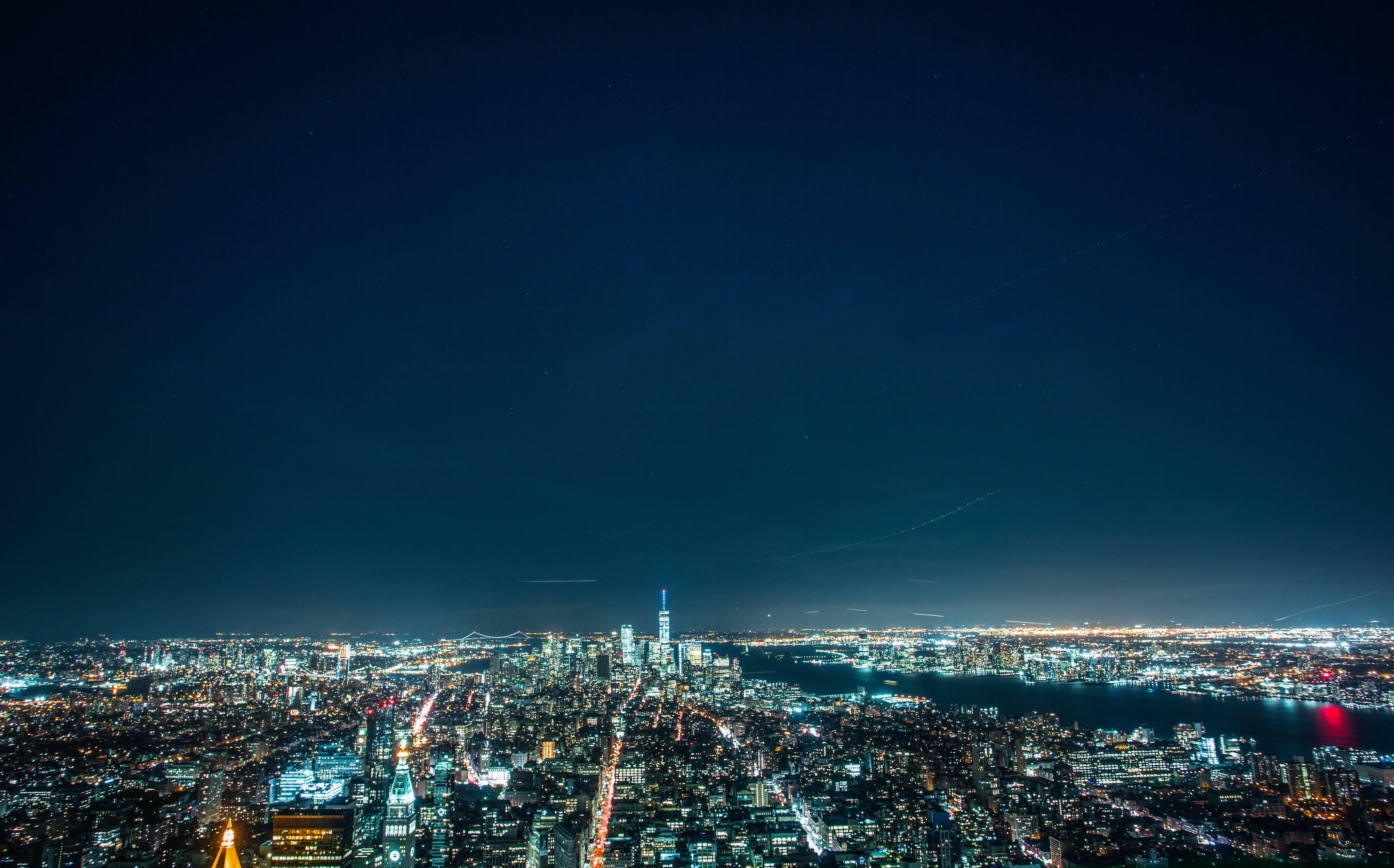 night night 桌布 壁紙 — 在星空下，無數燈光照亮的廣闊城市景觀的壯麗夜景。