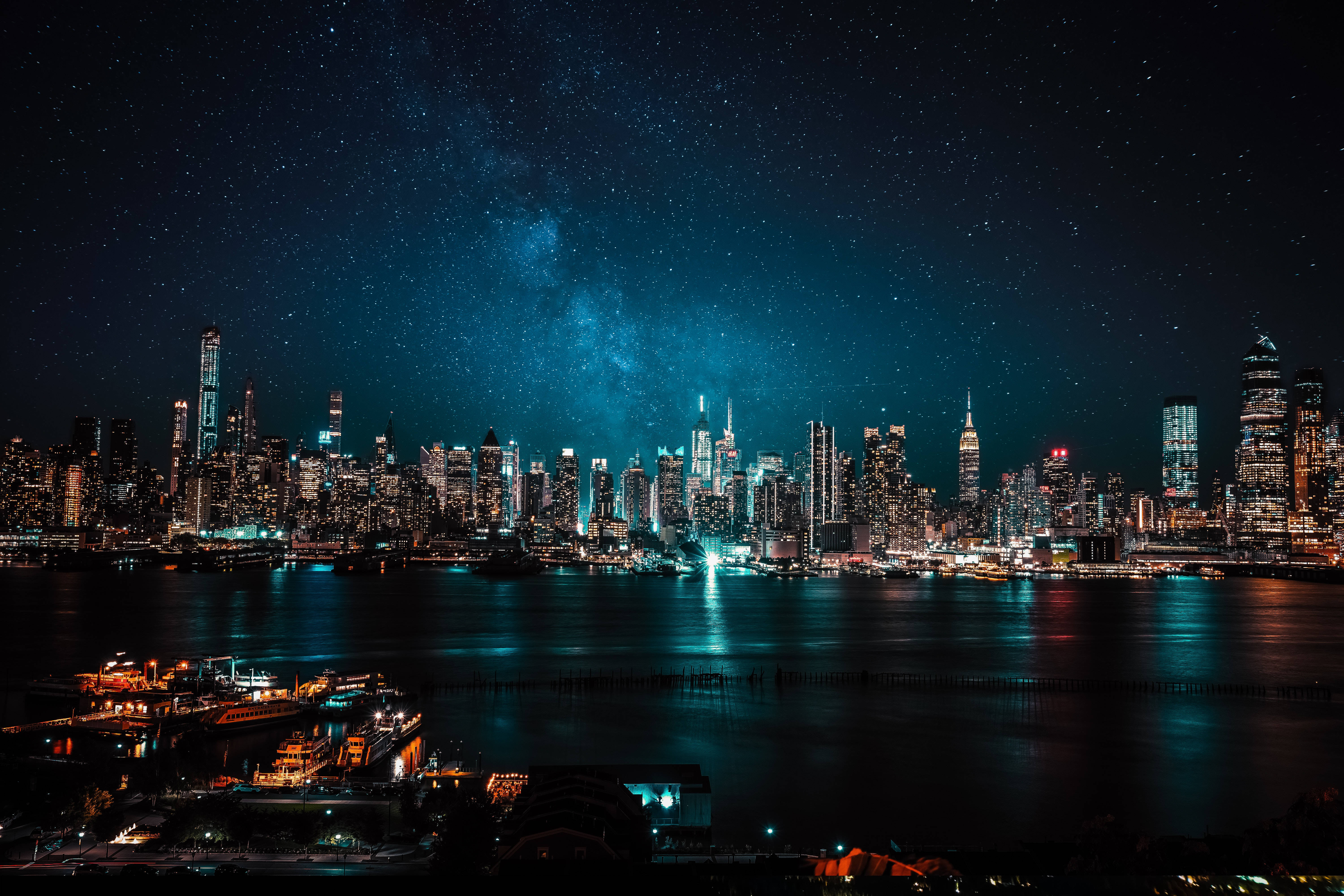 Best Quality 桌布 壁紙 — 在星空下，銀河在水面上閃耀，紐約天際線的耀眼夜景。