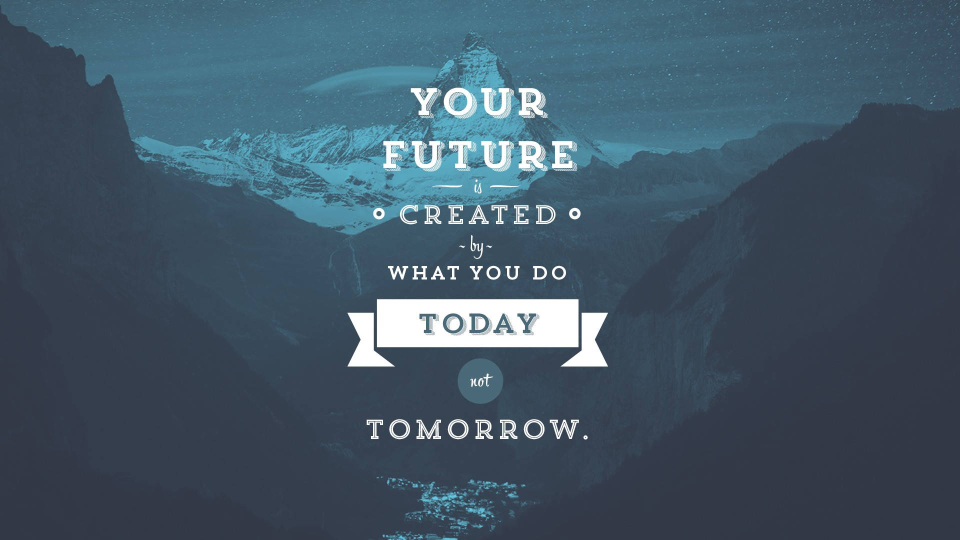 Motivational Aesthetic Desktop 桌布 壁紙 — 在星空下的山峰，帶有白色襯線字體的勵志文字疊加。