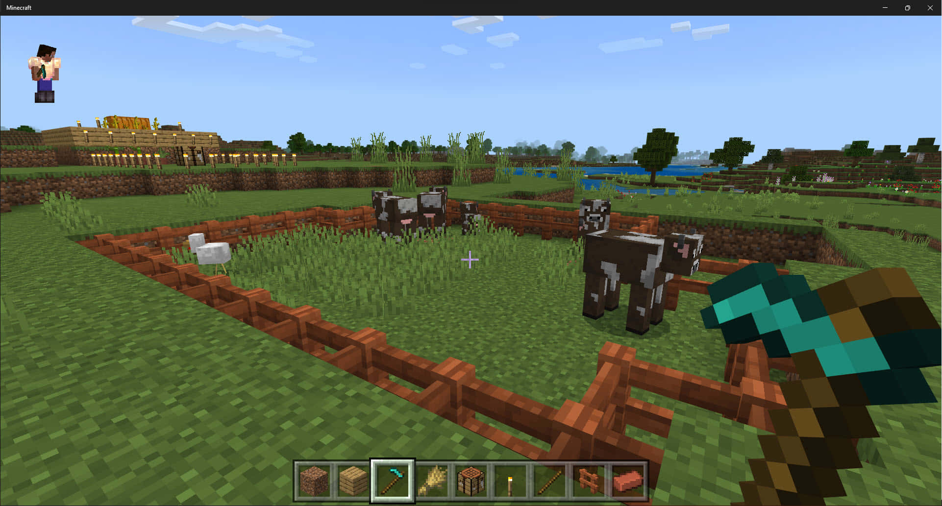 Minecraft Cow 桌布 壁紙 — 在晴朗藍天下，一個Minecraft玩家在長滿草的農場裡，靠近圍欄內的牛隻，手持鑽石斧。