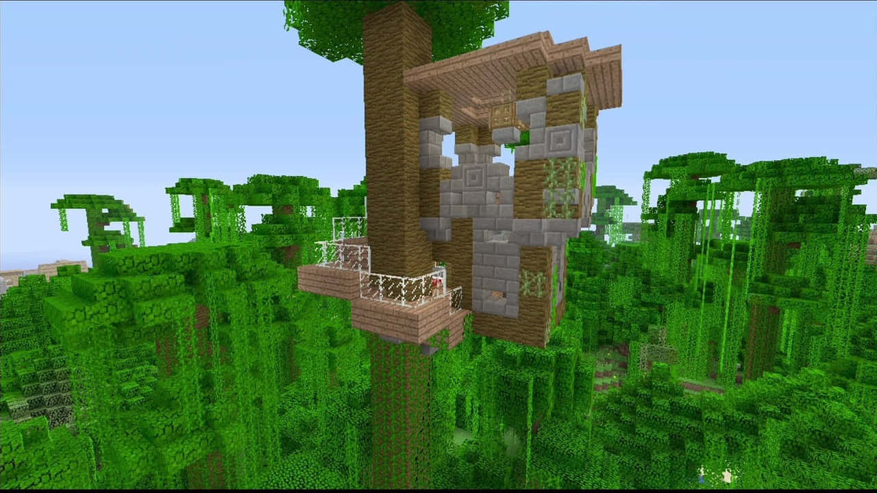 房屋 桌布 壁紙 — 在晴朗藍天下，一個像素化樹屋建在茂密綠色Minecraft叢林中的一棵巨樹上。