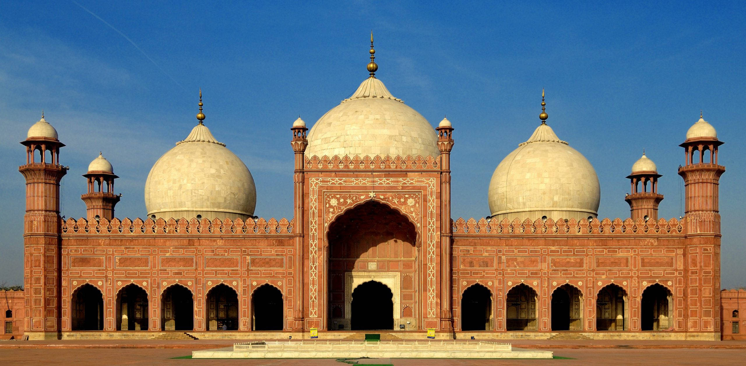 拉合爾 桌布 壁紙 — 在晴朗藍天下，擁有白色圓頂和宣禮塔的紅色砂岩大清真寺。