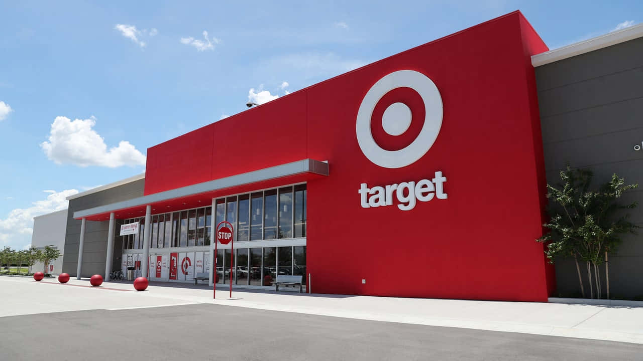 目標 桌布 壁紙 — 在晴朗藍天白雲和附近棕櫚樹下的亮紅色Target商店建築。