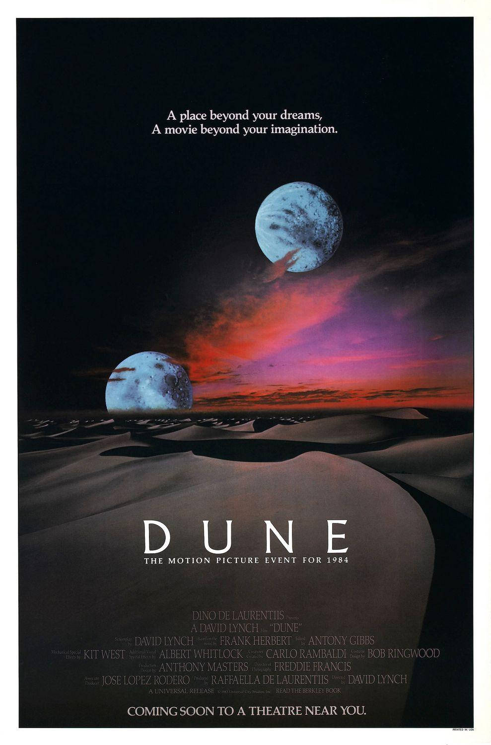 Dune Movie 桌布 壁紙 — 在暮色天空下，兩個月亮在沙丘和遙遠的地平線上方發光的超現實沙漠景觀。