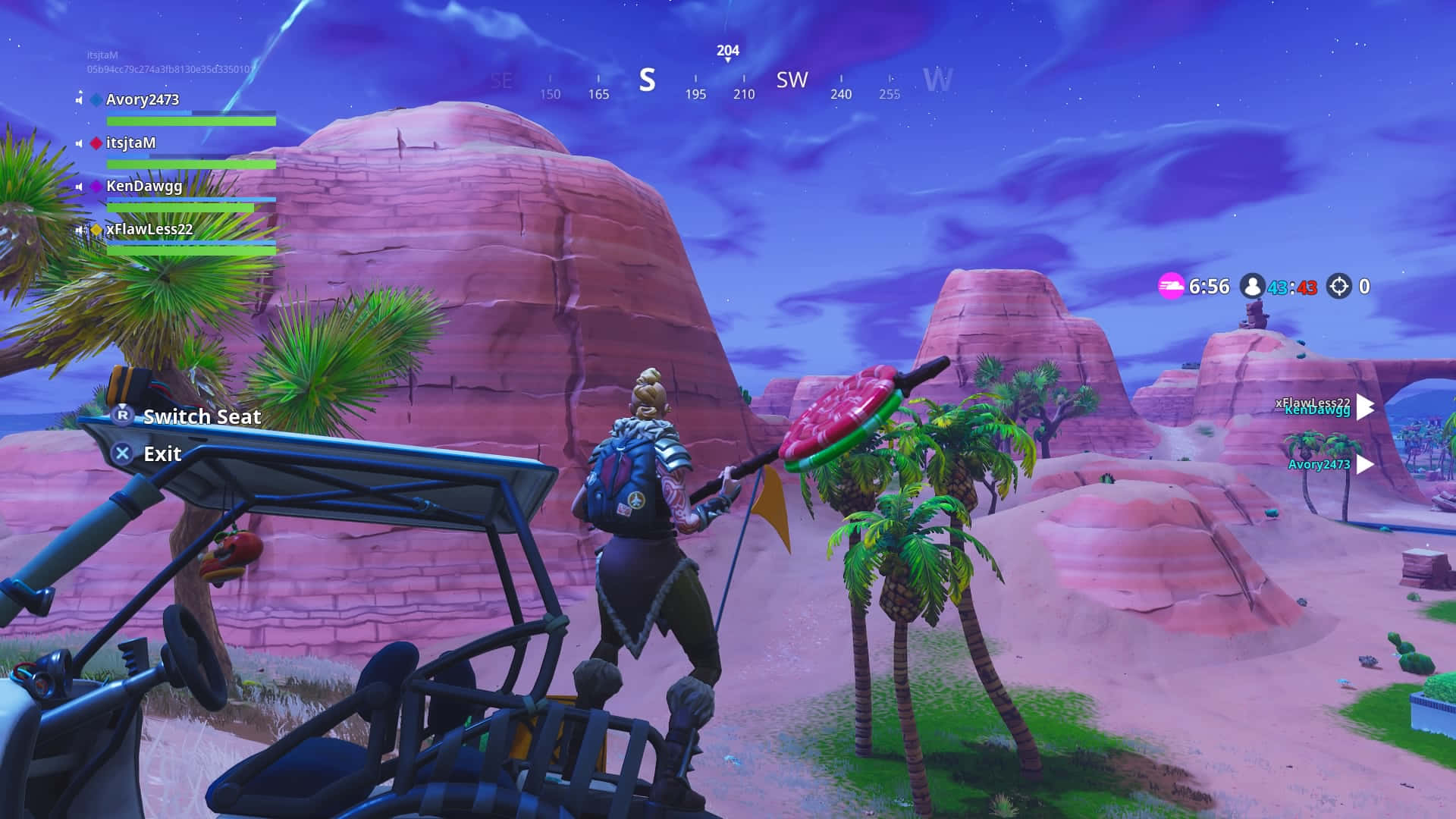 Fortnite Cool 桌布 壁紙 — 在暮色天空下，沙漠生物群落中的Fortnite玩家，周圍有粉紅色岩石 formations 和棕櫚樹。