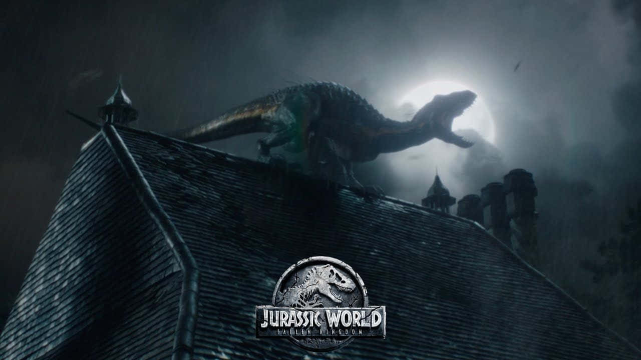 Jurassic World 桌布 壁紙 — 在暴風雨的夜晚場景中，一隻恐龍棲息在黑暗的教堂屋頂上，滿月高懸。