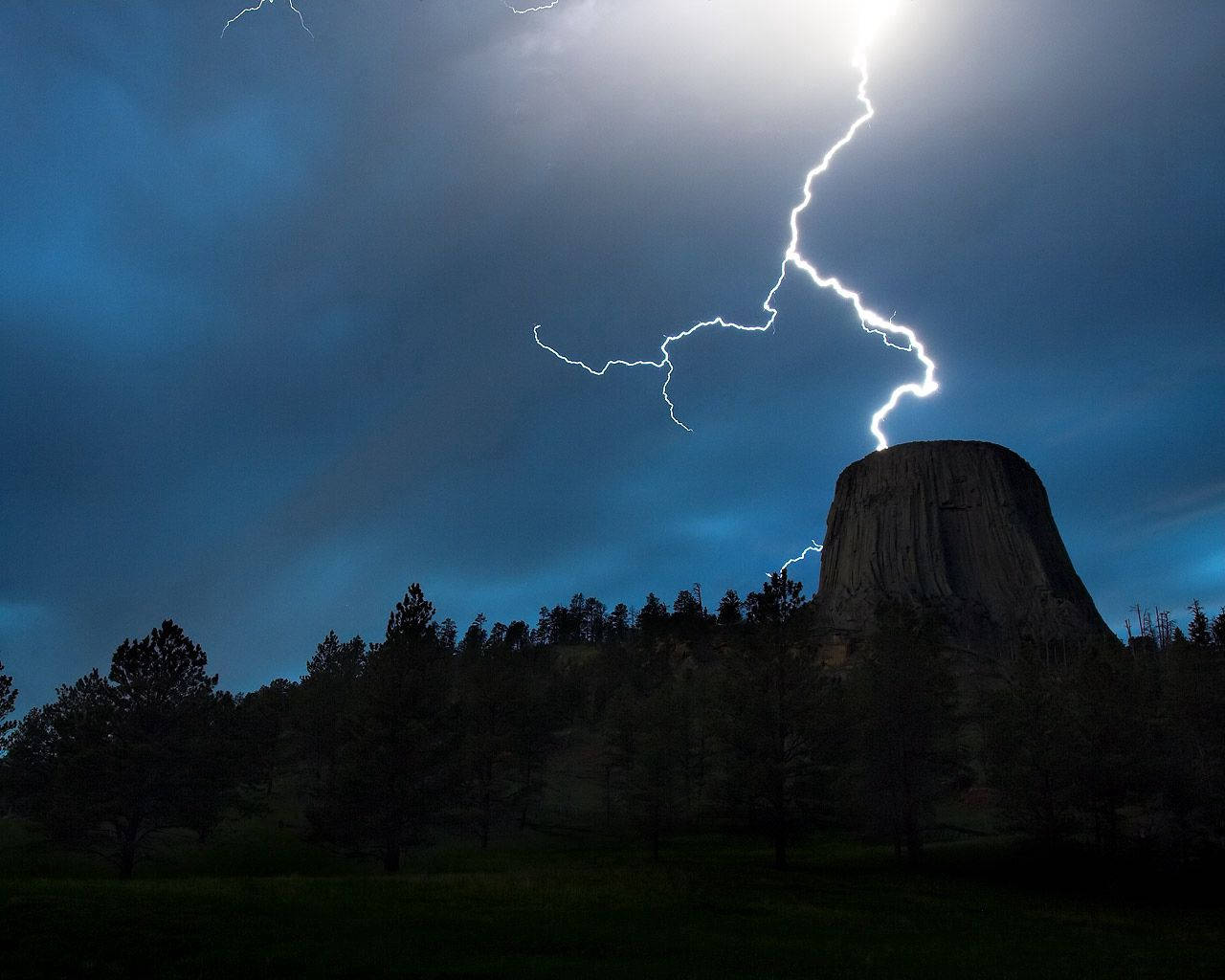 夜空 桌布 壁紙 — 在暴風雨的夜空下，一道戲劇性的閃電擊向魔鬼塔。