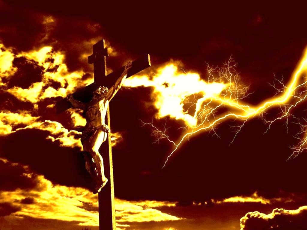 Jesus Crucifixion 桌布 壁紙 — 在暴風雨的天空下，鮮黃色的閃電照亮烏雲的 crucifixion 場景。