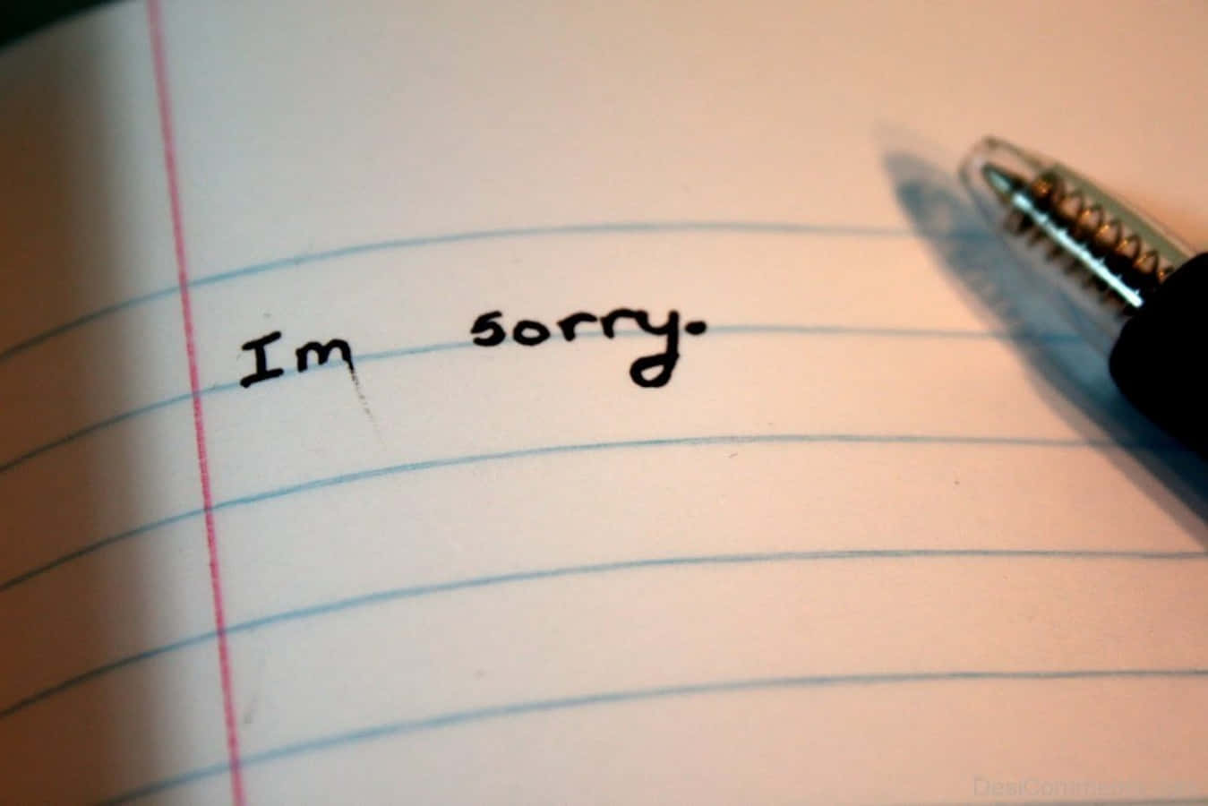 notes 桌布 壁紙 — 在有線筆記本紙上手寫的「I'm sorry」特寫，附近放著一支筆。
