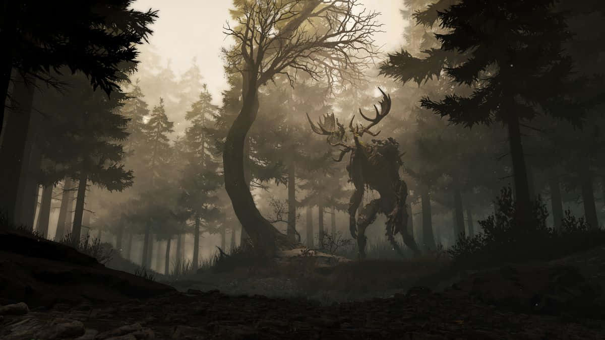Greedfall 桌布 壁紙 — 在朦朧的黎明天空下，一個高大的、長著鹿角的森林之靈矗立在霧氣繚繞的高聳松樹之間。