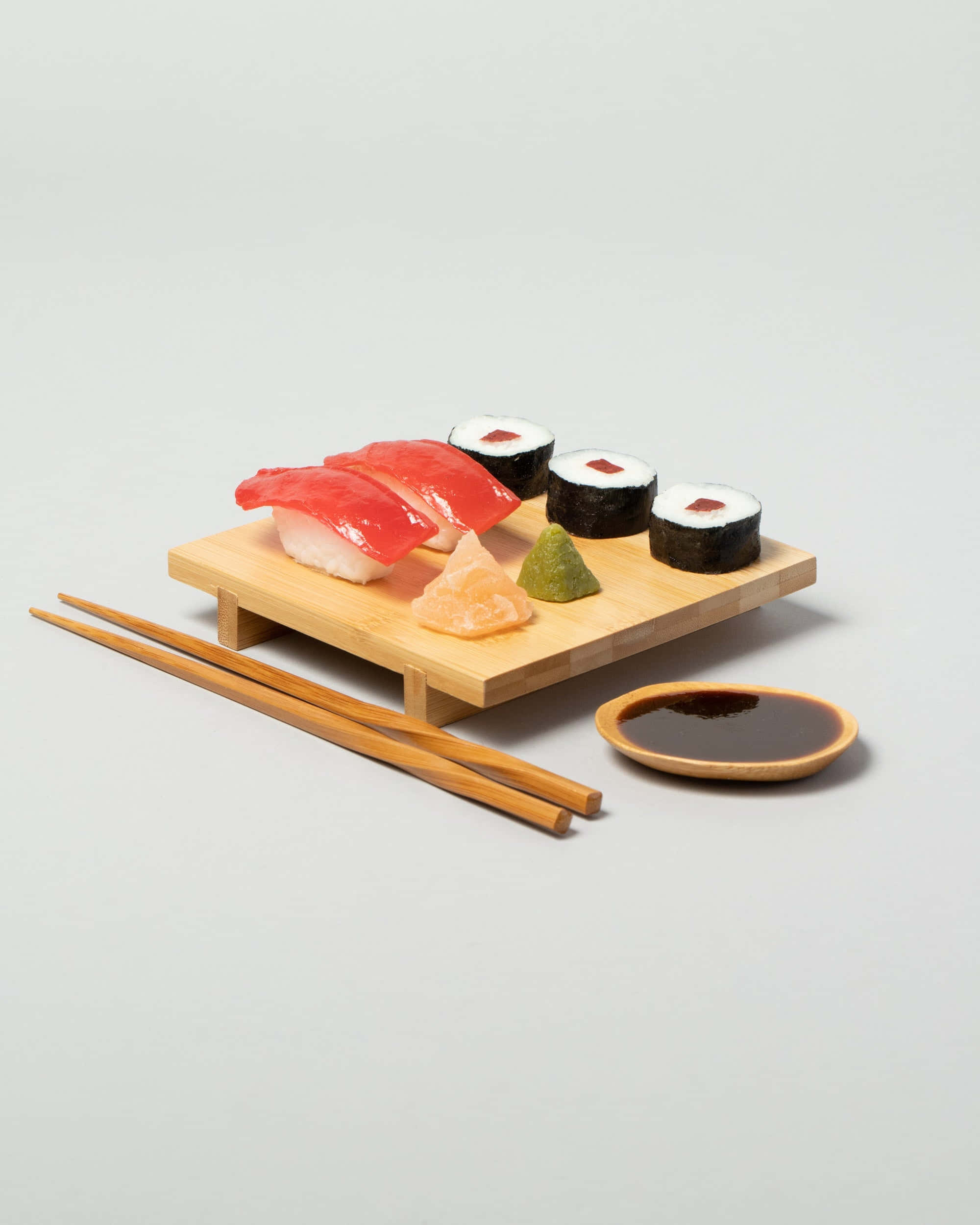 Sushi 桌布 壁紙 — 在木板上以極簡風格擺放新鮮壽司，搭配筷子與醬油。
