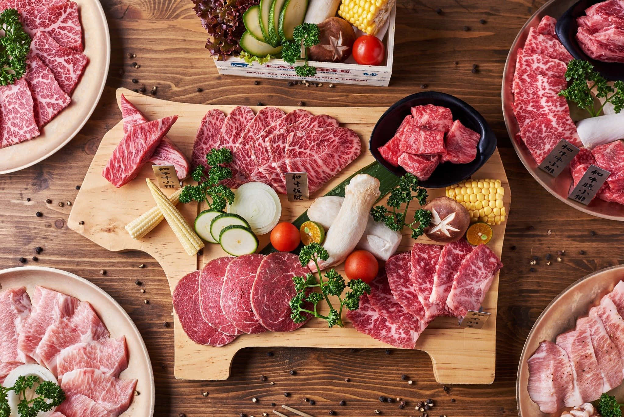 meat 桌布 壁紙 — 在木板上和盤子上精心擺放的奢華大理石紋牛肉片和新鮮蔬菜拼盤。