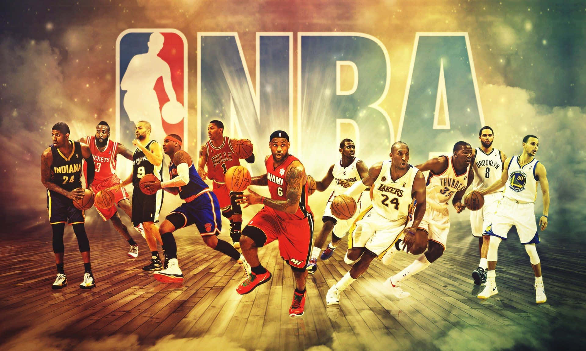 最佳籃球 桌布 壁紙 — 在木質球場上，NBA 籃球運動員以動態動作姿勢展現，搭配發光的球隊球衣和戲劇性的金色燈光。