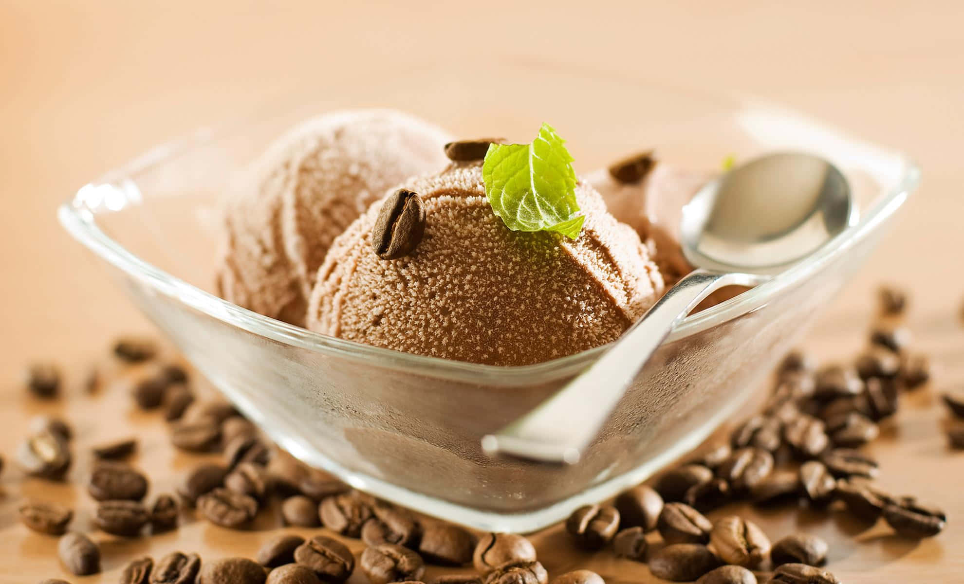 Ice Cream 桌布 壁紙 — 在木質表面上，玻璃碗中盛載著濃郁的巧克力冰淇淋球，並以薄荷葉和咖啡豆裝飾。