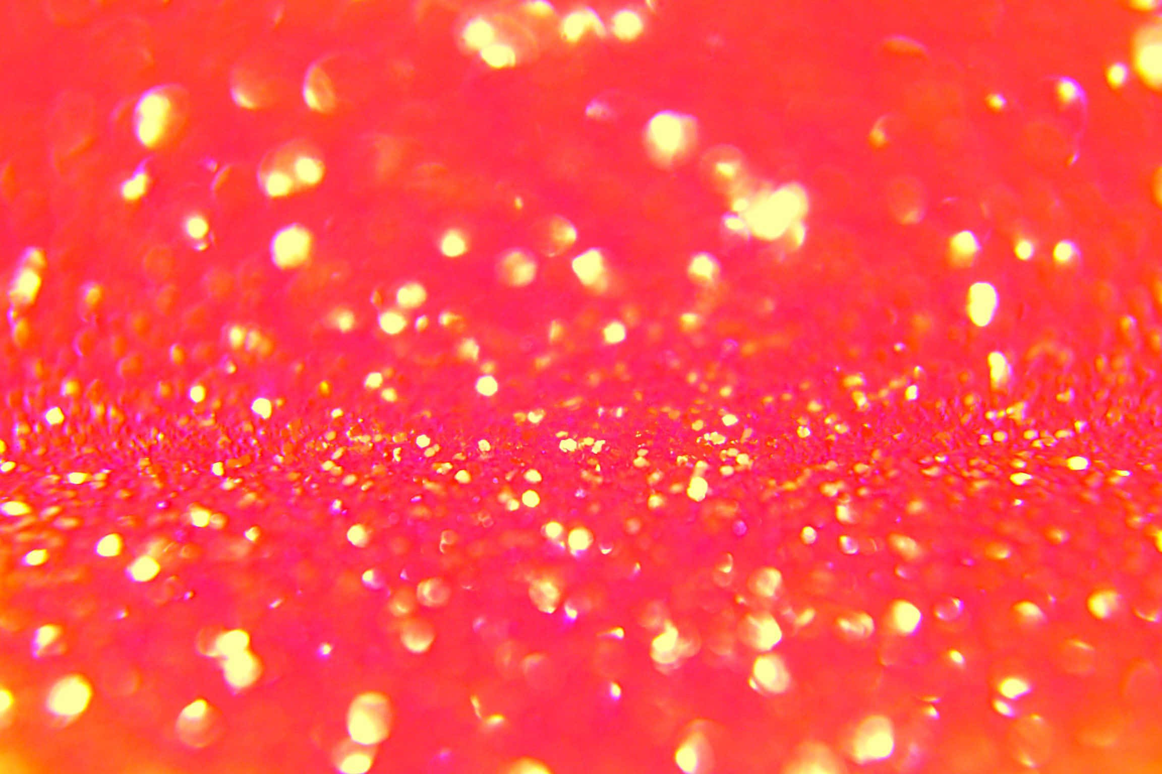 Orange Glitter 桌布 壁紙 — 在柔和光線下，鮮紅色閃粉表面帶有金色閃光，營造夢幻般的散景效果。