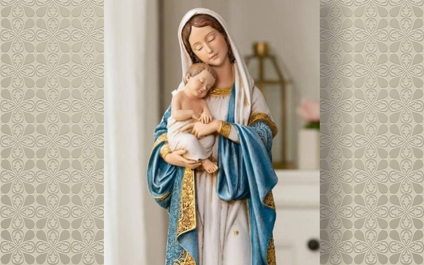 Mary 桌布 壁紙 — 在柔和光線的室內環境中，聖母瑪利亞懷抱嬰兒耶穌的寧靜雕像。