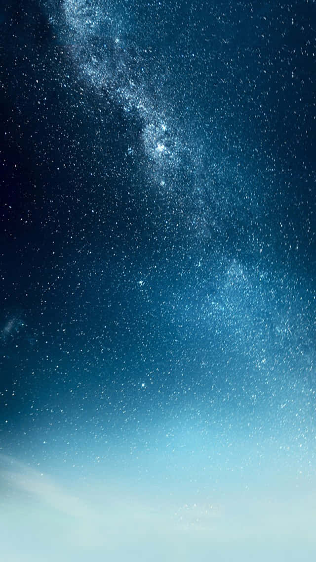 640x1136 桌布 壁紙 — 在柔和地平線之上，深藍夜空中的銀河系令人嘆為觀止的景色。