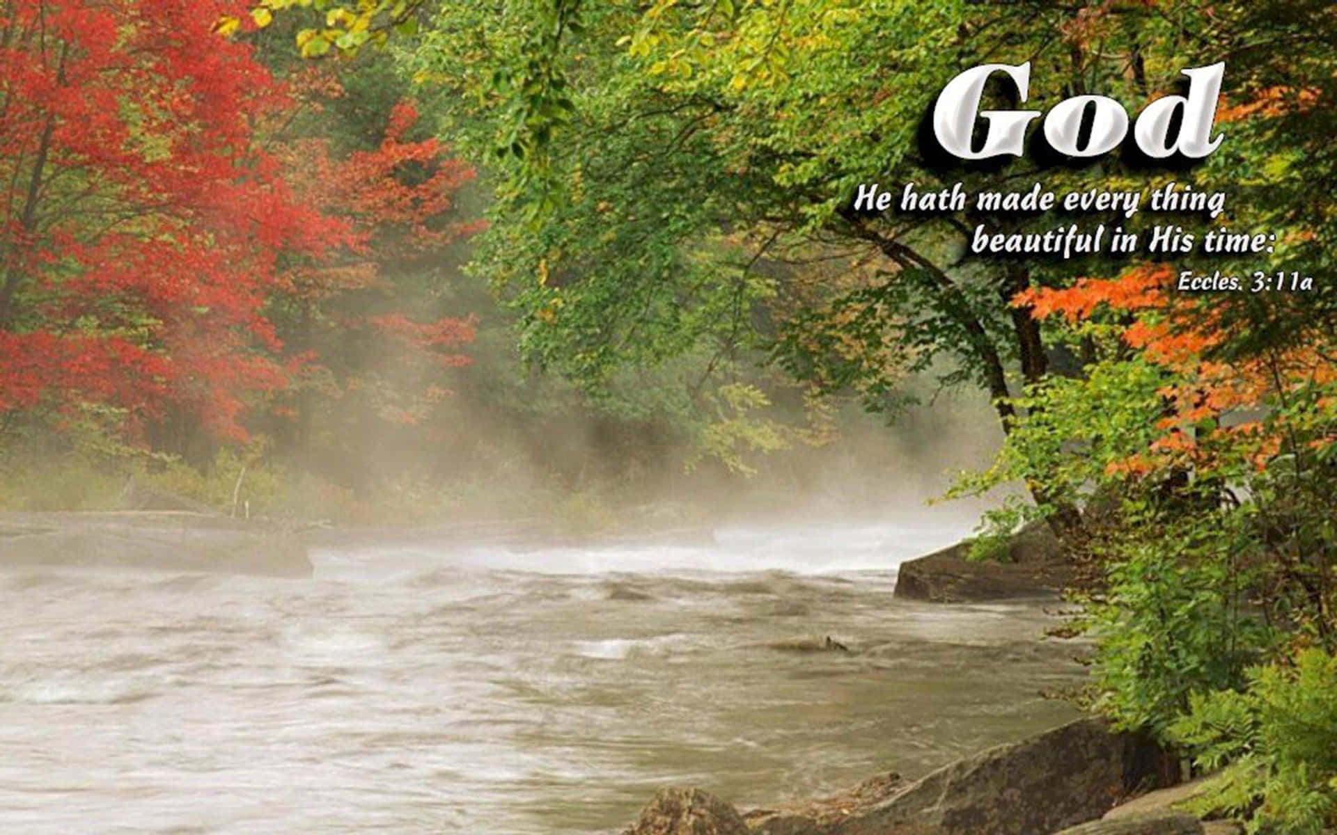 Beautiful Christian 桌布 壁紙 — 在柔和日光下，一條霧氣瀰漫的秋日河流流經鮮豔的紅色和綠色樹葉。