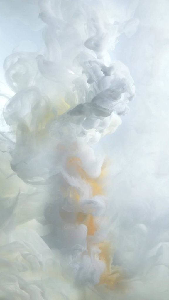 雲朵 桌布 壁紙 — 在柔和淺色背景下，白色和金色墨水在水中溶解的旋轉抽象雲。