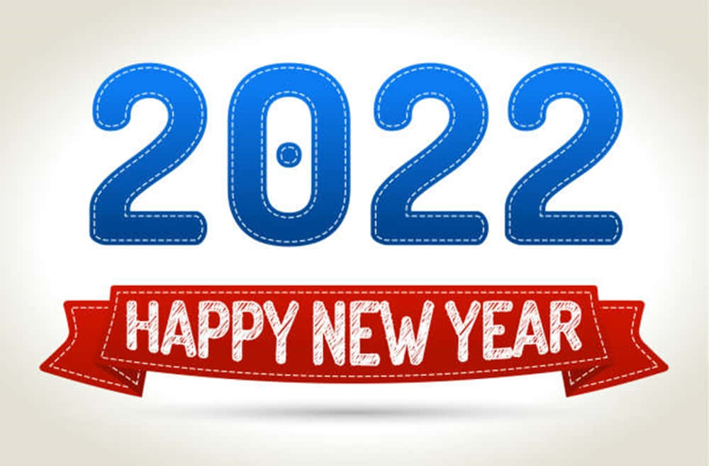 Happy New Year 2022 桌布 壁紙 — 在柔和漸變背景上，紅色絲帶橫幅寫著 happy new year，上方有搶眼的藍色縫線 2022 數字。