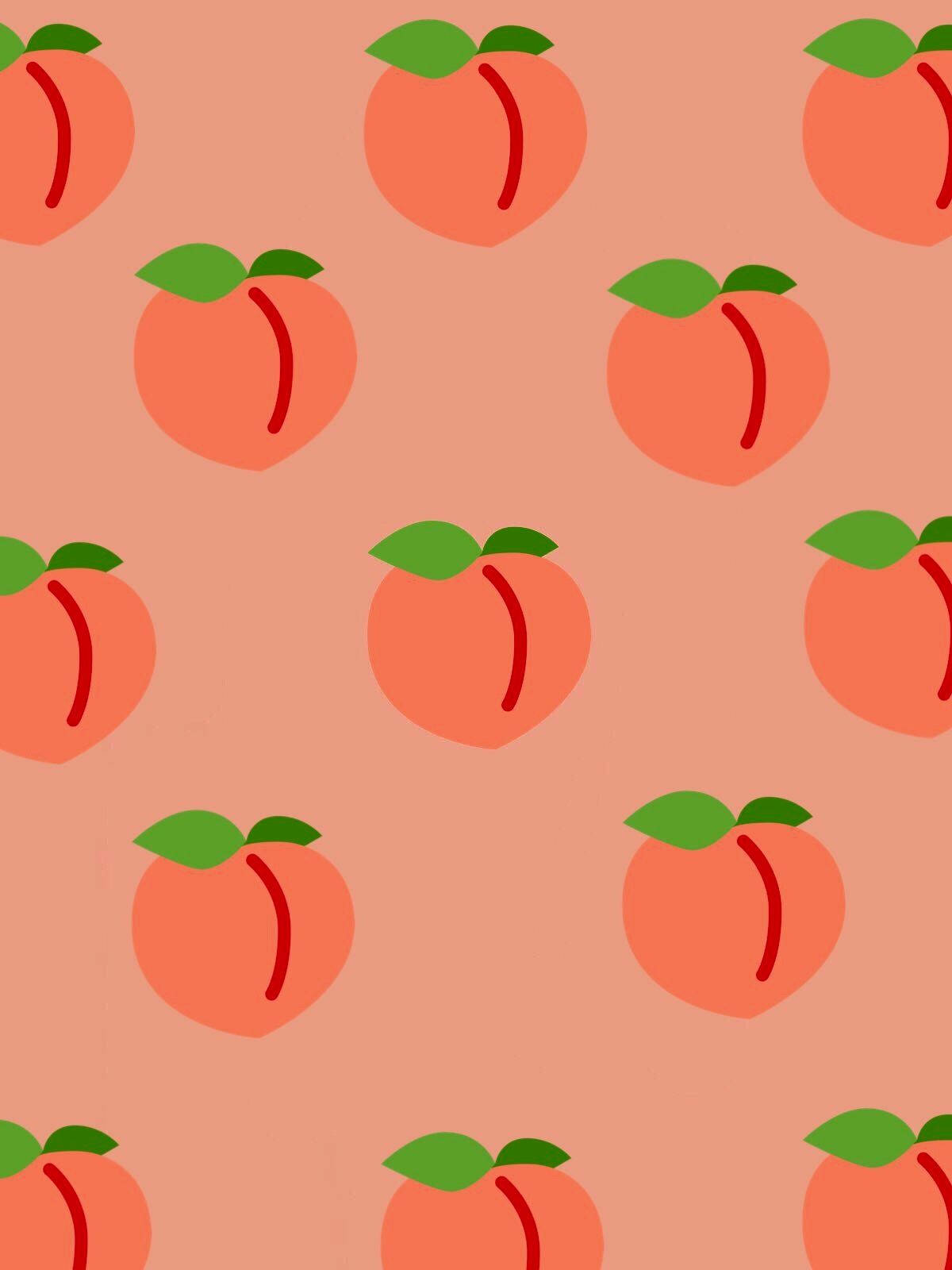 Fruit 桌布 壁紙 — 在柔和珊瑚色背景上重複出現的桃子插圖，搭配綠色葉子，採用極簡平面設計。