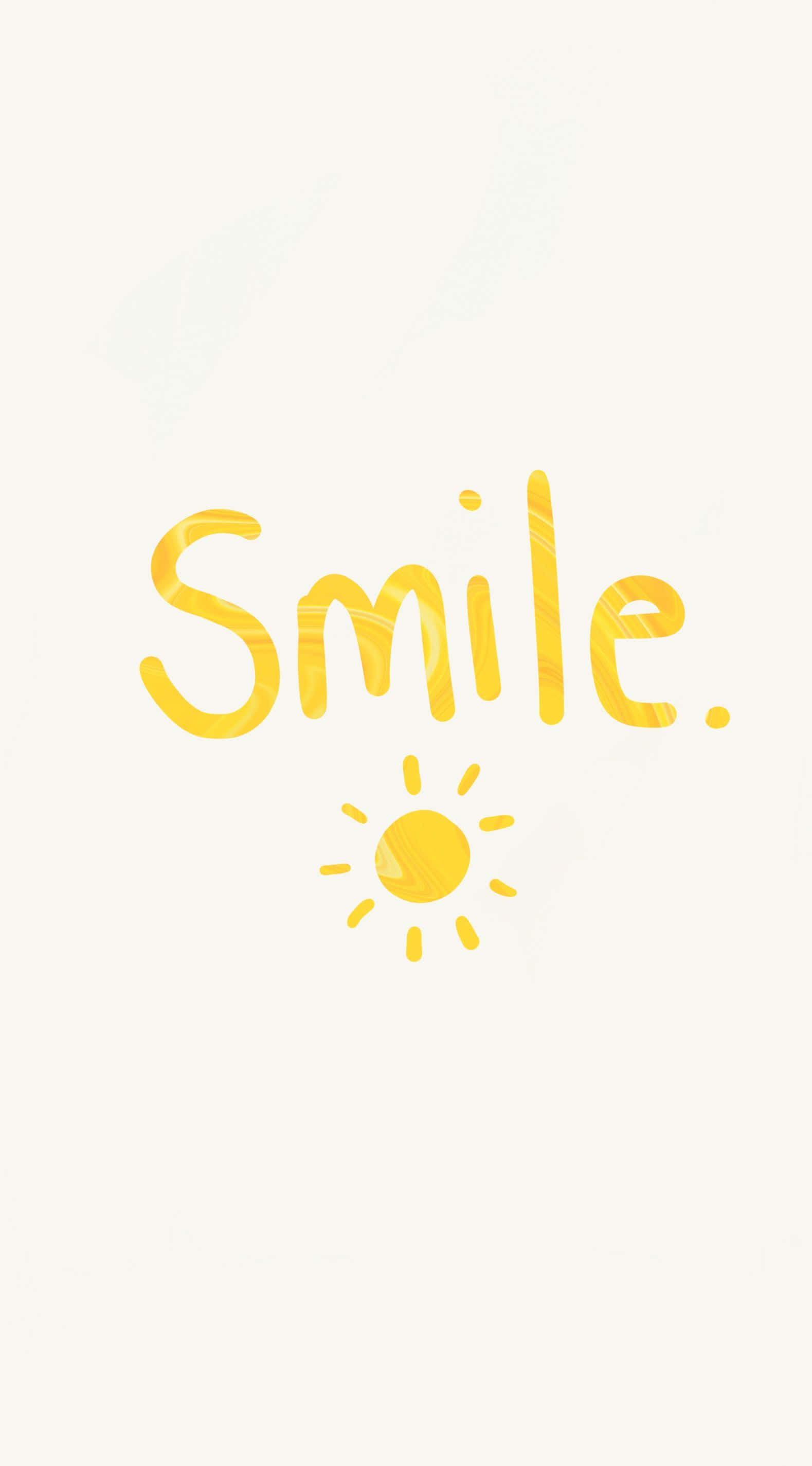 cute happy 桌布 壁紙 — 在柔和的奶油色背景上，帶有太陽圖示的歡樂黃色「微笑」文字。