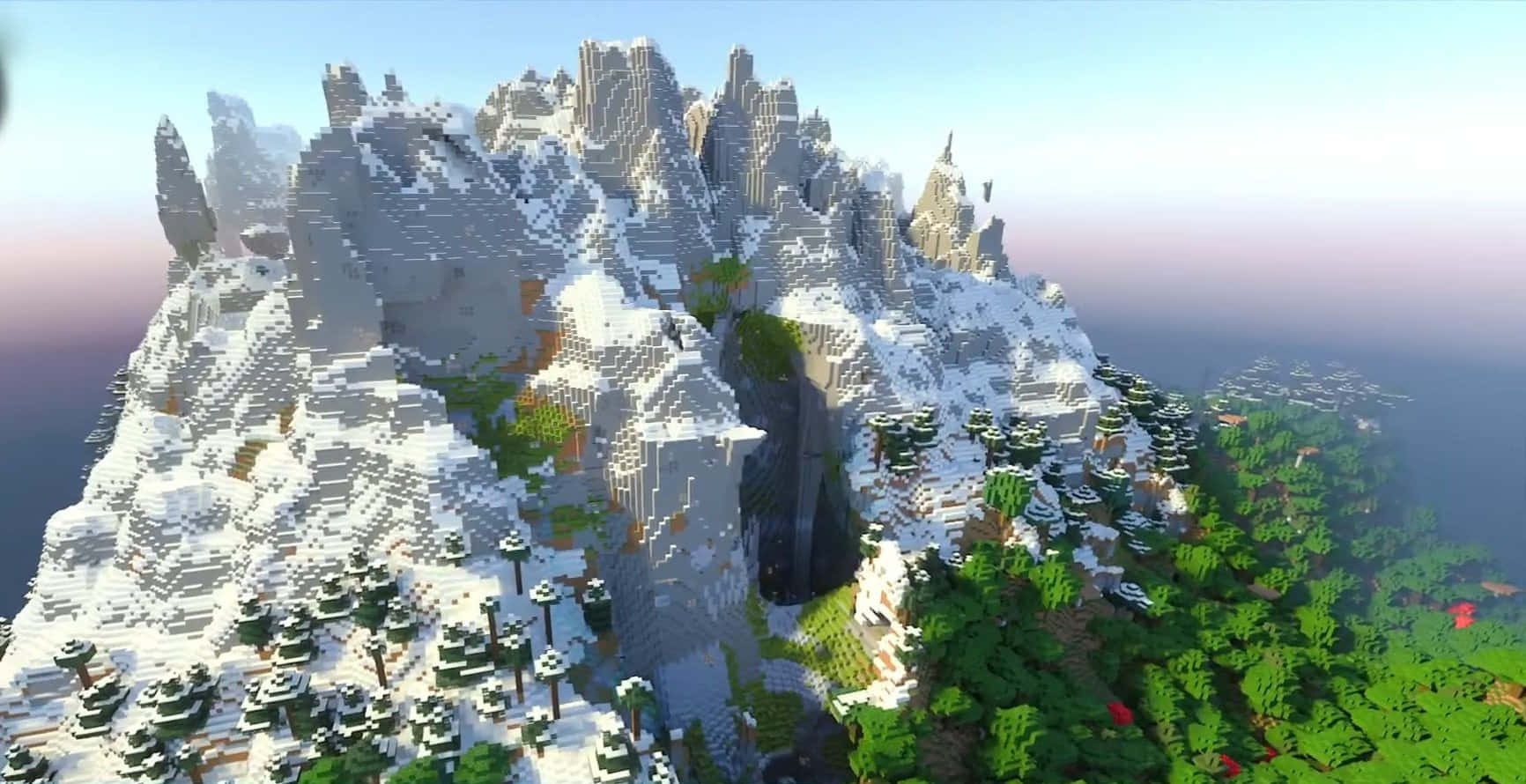 Minecraft Bedrock Edition 桌布 壁紙 — 在柔和的日出天空下，一座高聳的雪山山脈，山腳有像素化的方塊和茂密的綠色森林。