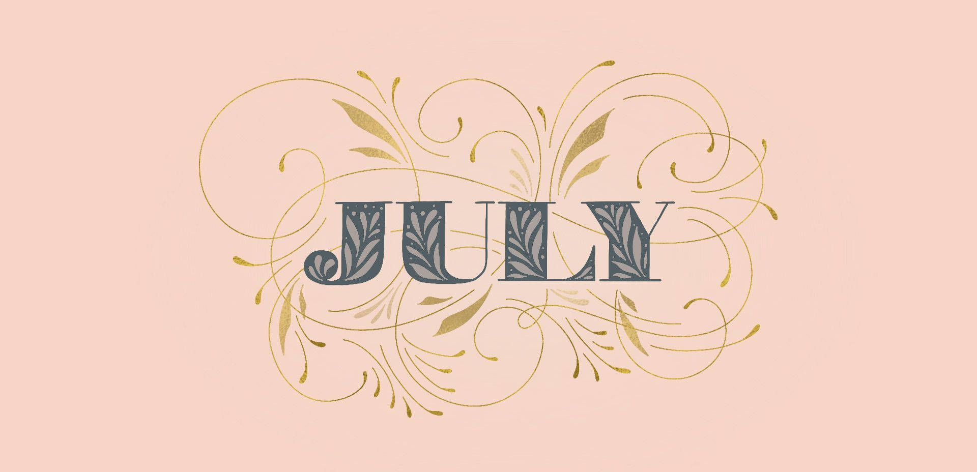 七月 桌布 壁紙 — 在柔和的桃色背景上，華麗的灰色字母「JULY」被金色漩渦狀樹葉環繞。