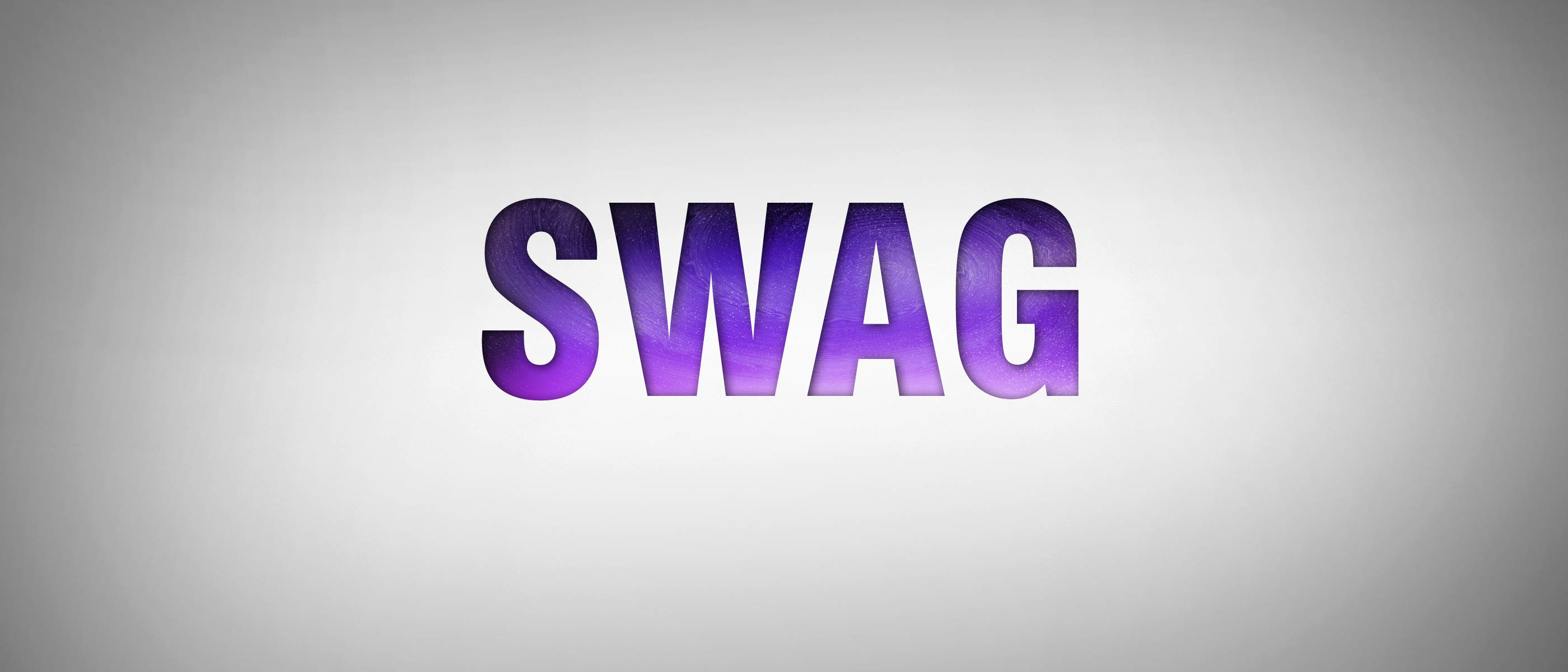 Swag 桌布 壁紙 — 在柔和的灰色漸變背景中央，以粗體紫色漸變文字拼出SWAG。