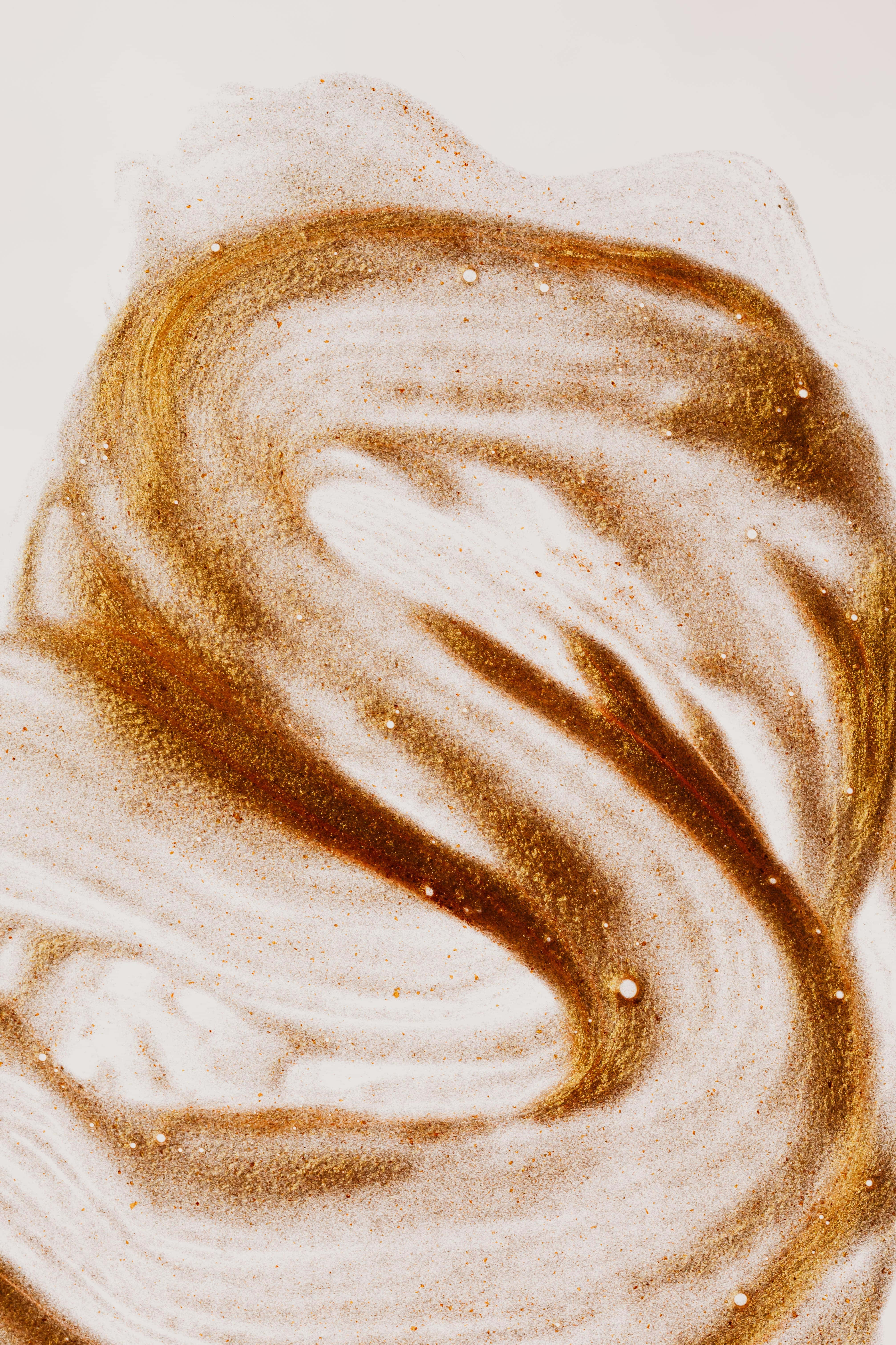 High Resolution Gold 桌布 壁紙 — 在柔和的米白色背景上，帶有閃亮質感的金色和白色漩渦抽象圖案。