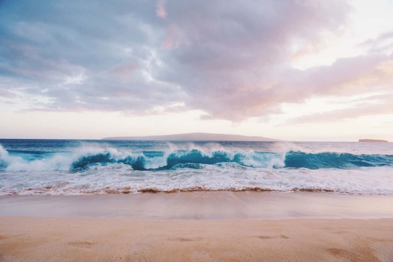 Beach Scene 桌布 壁紙 — 在柔和的粉紅與藍色暮色天空下，強勁的藍綠色海浪拍打著金色沙灘。
