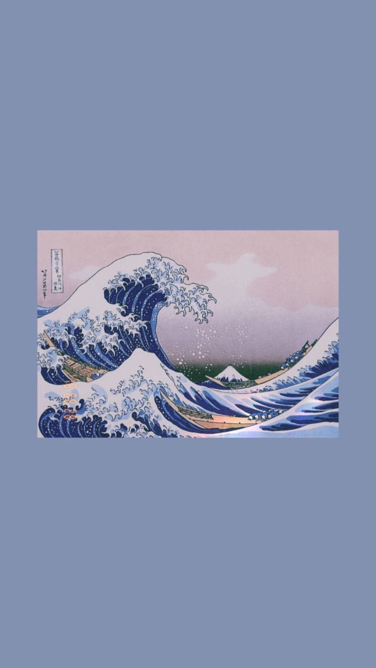 日本 桌布 壁紙 — 在柔和的粉紅色天空下，一道高聳的藍色巨浪衝向船隻，遠處可見富士山。
