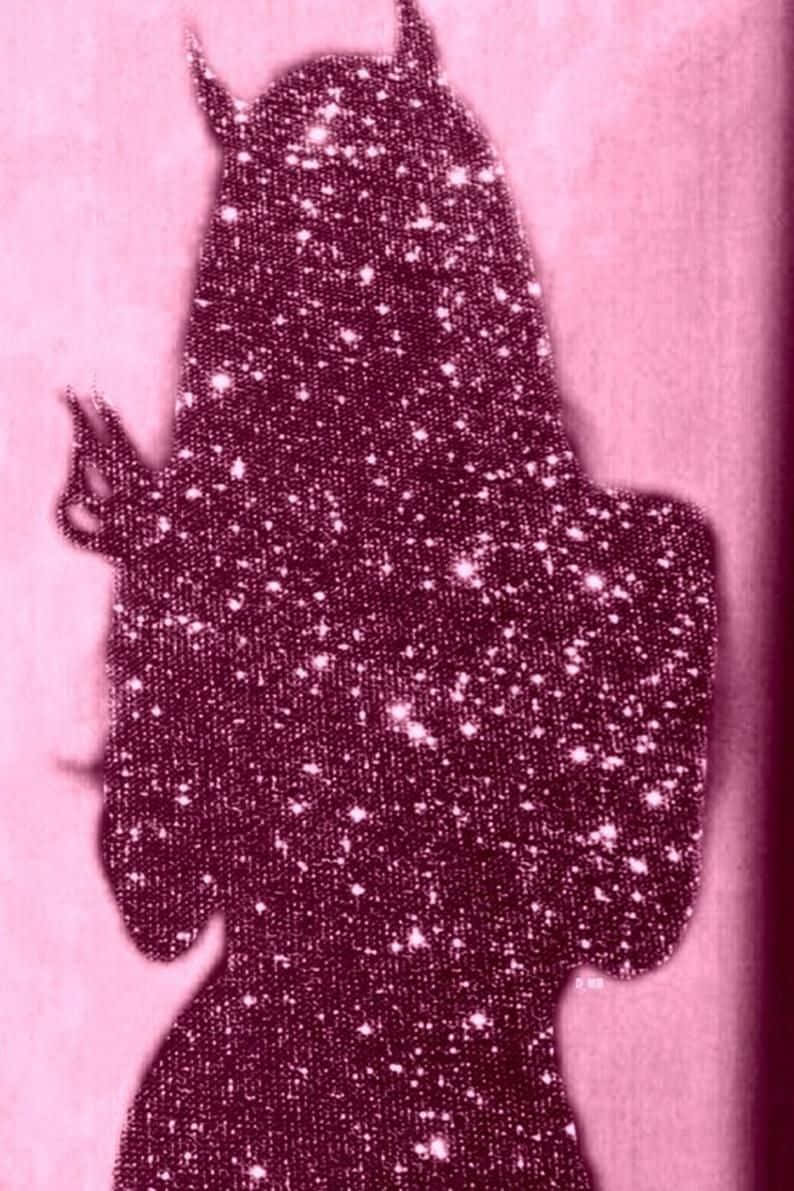 Pink Sparkles 桌布 壁紙 — 在柔和的粉紅色背景上，一個帶有角和尾巴的惡魔般身影的閃亮剪影。