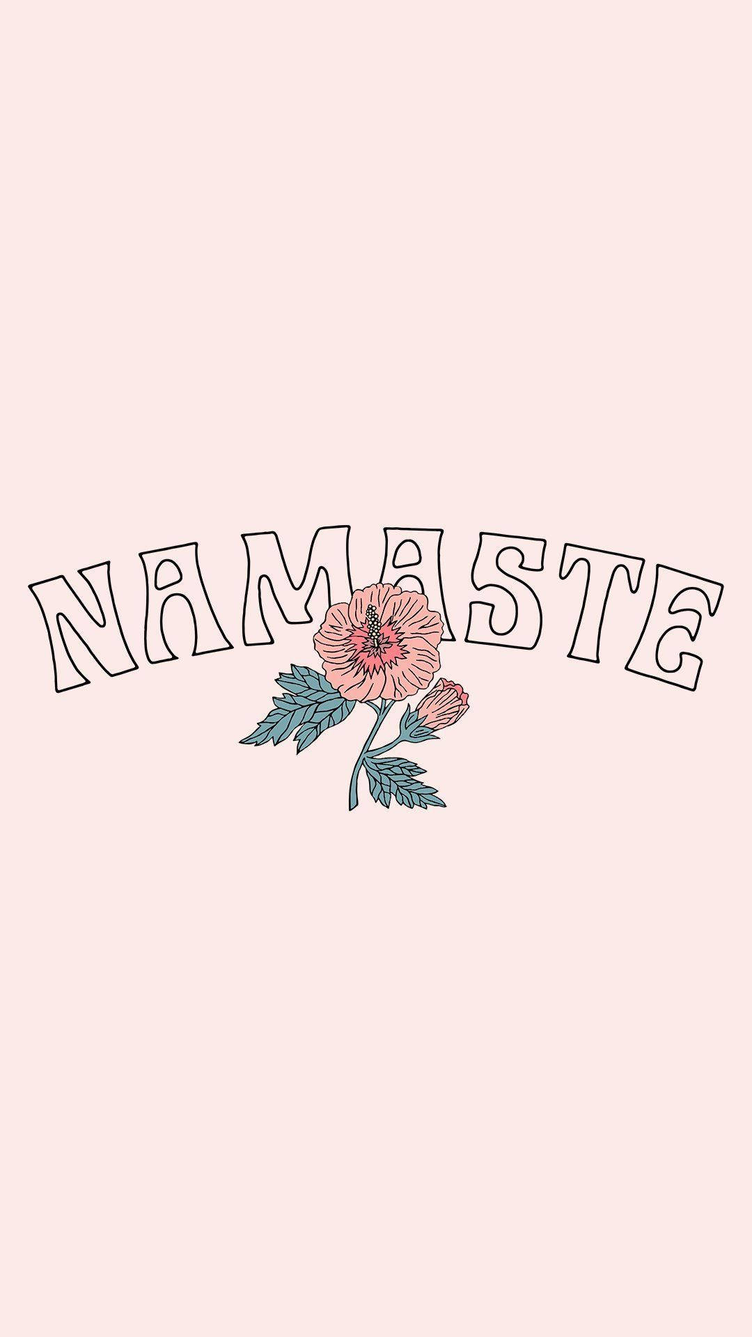 靈性動圖 桌布 壁紙 — 在柔和的粉紅色背景上，以輪廓字體呈現的「NAMASTE」字樣下方，有一朵粉紅色木芙蓉花和花蕾的極簡插圖。