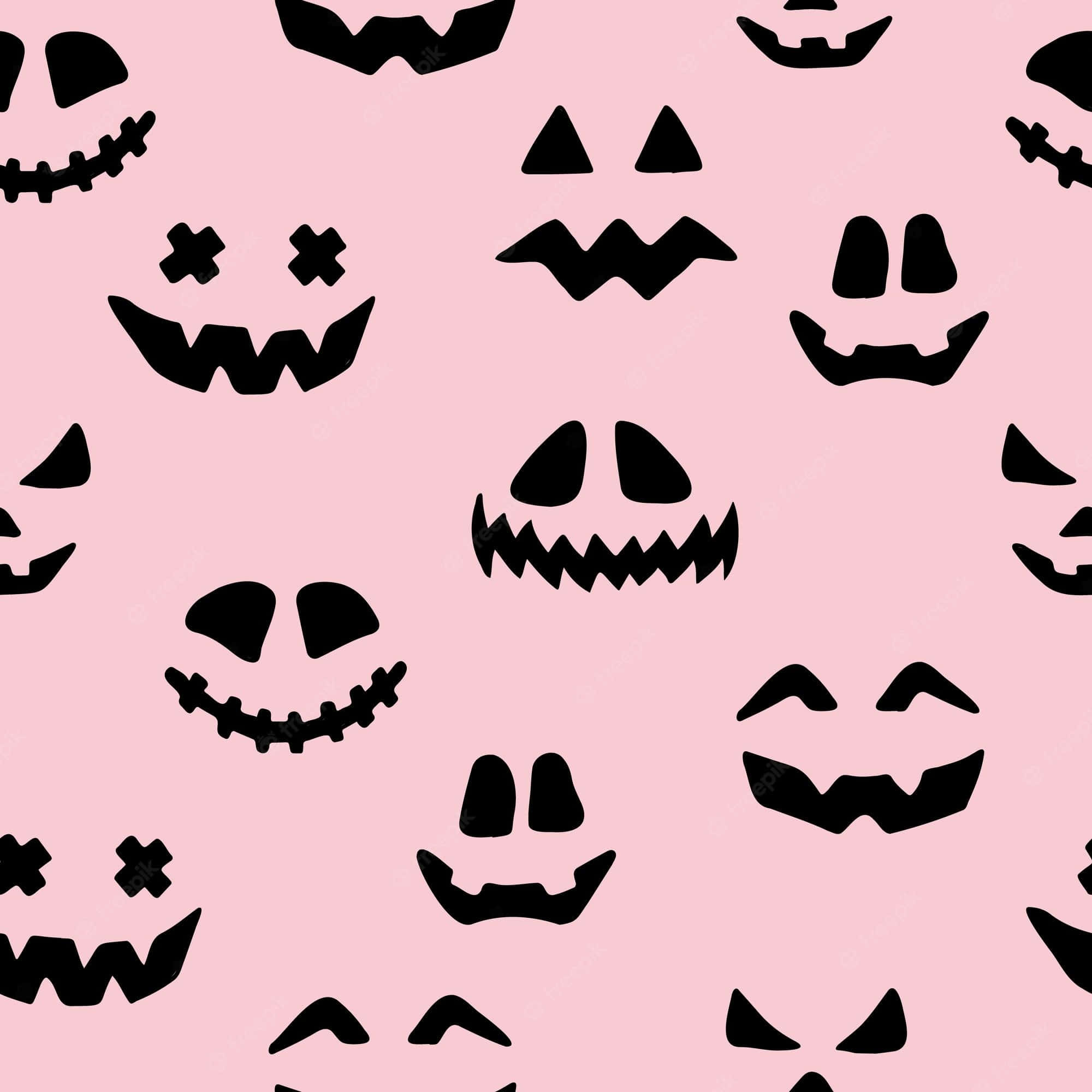 Pink Halloween 桌布 壁紙 — 在柔和的粉紅色背景上，帶有各種笑容和眼睛的黑色傑克南瓜燈臉孔的俏皮圖案。