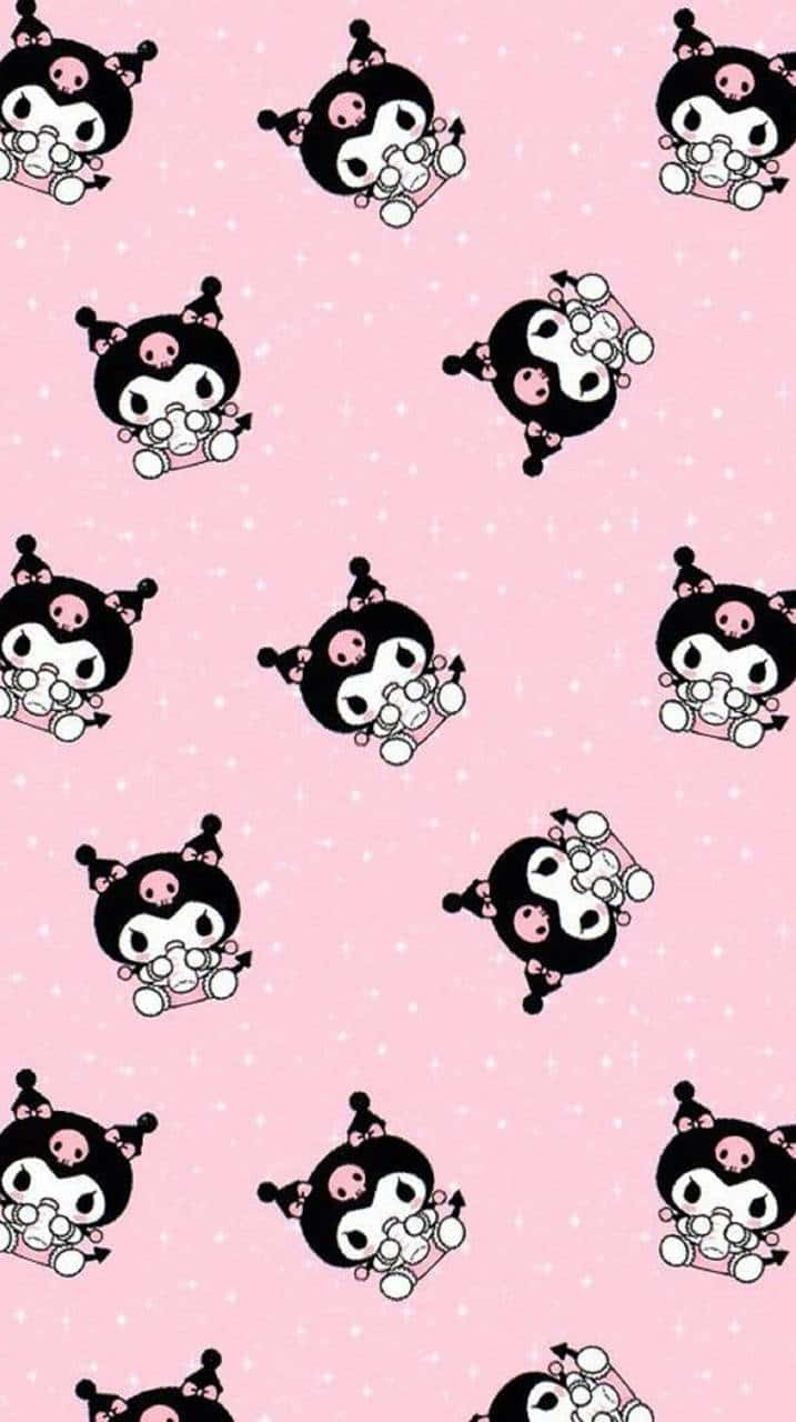 sanrio 桌布 壁紙 — 在柔和的粉紅色背景上，帶有粉紅色點綴的可愛黑白卡通角色重複出現，並帶有細小的白色圓點。