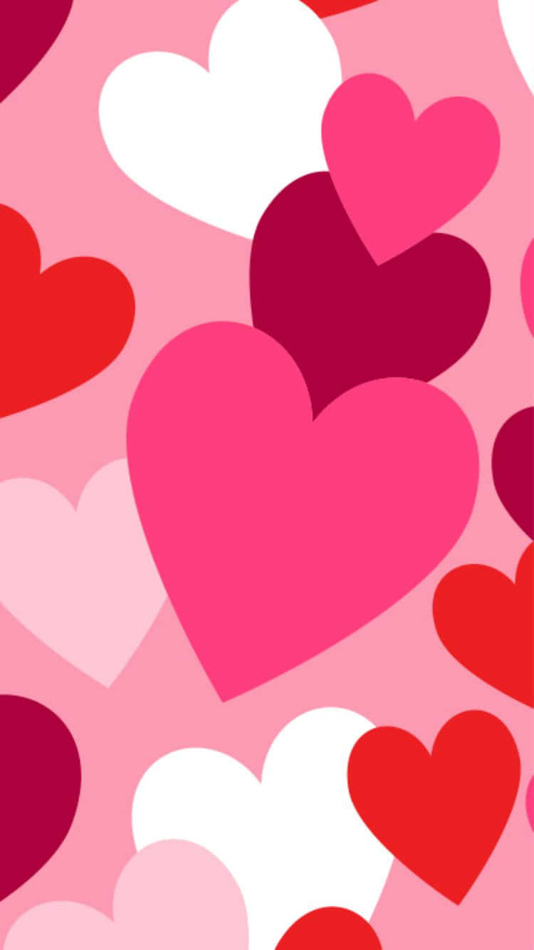 Cute Valentines 桌布 壁紙 — 在柔和的粉紅色背景上，粉紅、紅色和白色的重疊心形圖案充滿活力。
