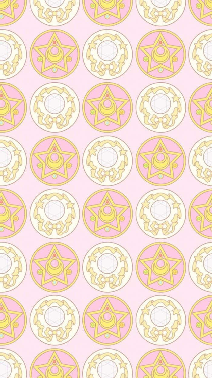 Sailor Moon Pattern 桌布 壁紙 — 在柔和的粉紅色背景上，重複出現粉紅色和黃色的魔法符號圖案。