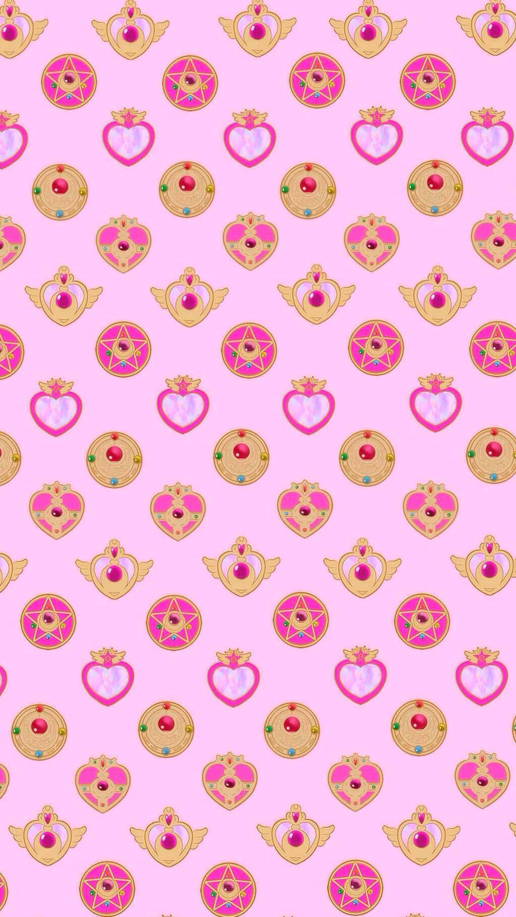 Sailor Moon Pattern 桌布 壁紙 — 在柔和的粉紅色背景上，重複出現粉紅色和金色的魔法少女變身物品圖案。