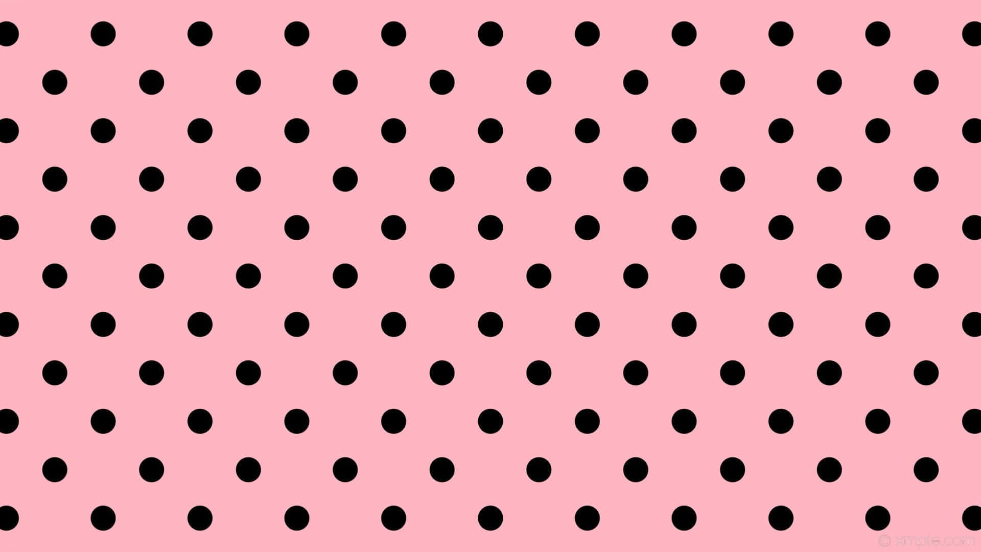 Pink Polka Dot 桌布 壁紙 — 在柔和的粉紅色背景上均勻分佈的黑色圓點無縫圖案。