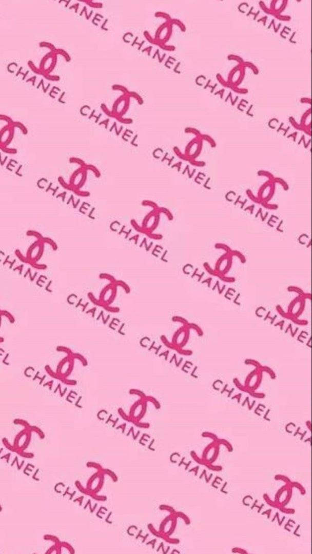 Chanel 桌布 壁紙 — 在柔和的粉紅色背景上重複出現粉紅色 Chanel 標誌圖案，營造出奢華且具有品牌特色的桌布。