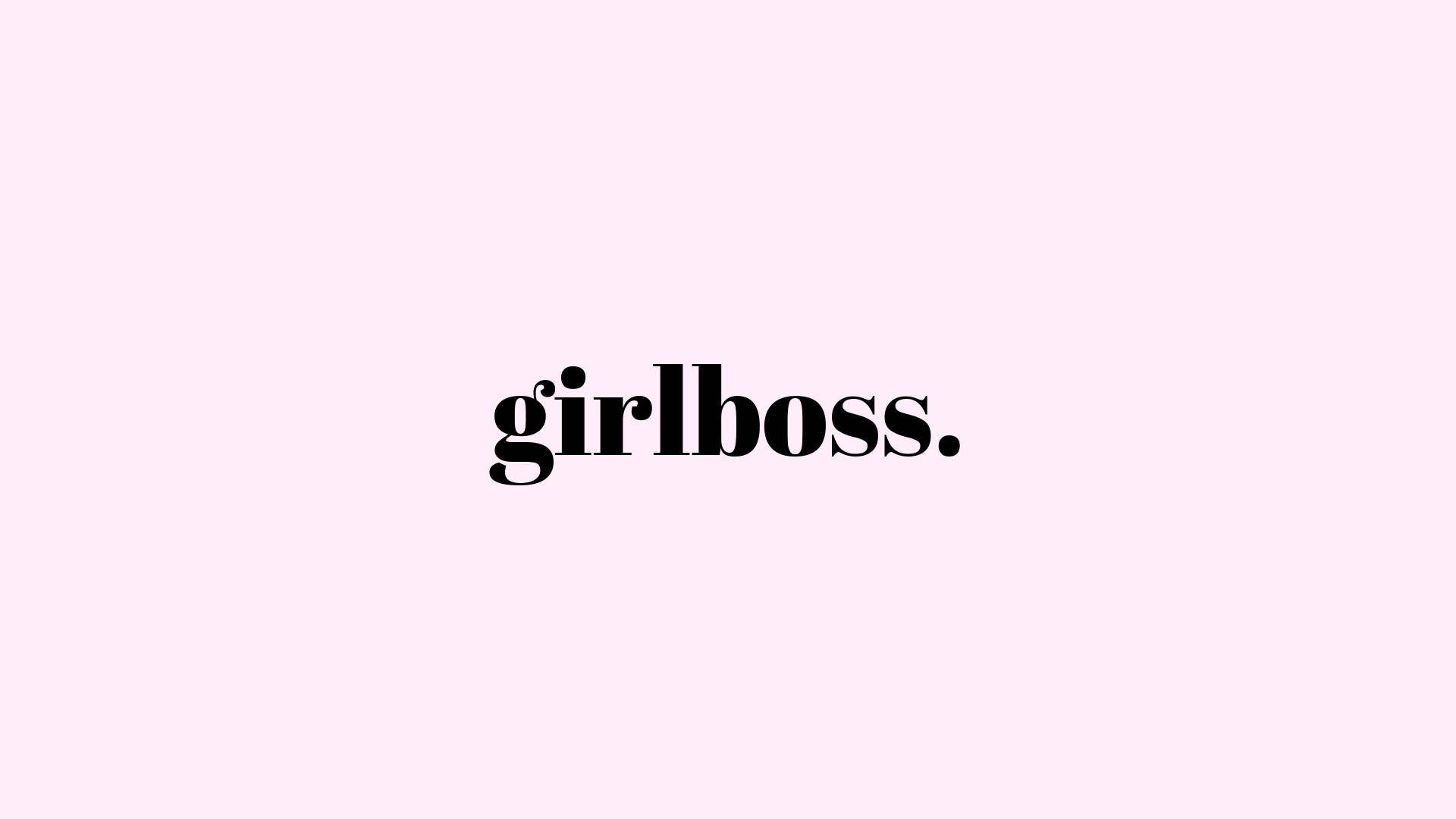 boss 桌布 壁紙 — 在柔和的粉紅色背景中央，有粗體黑色文字寫著 girlboss。