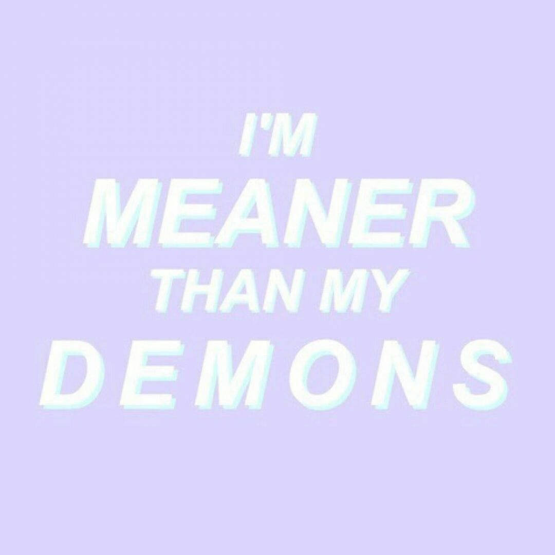 Goth Aesthetic 桌布 壁紙 — 在柔和的薰衣草背景上，帶有青色光芒的粗體白色文字顯示「I'M MEANER THAN MY DEMONS」。