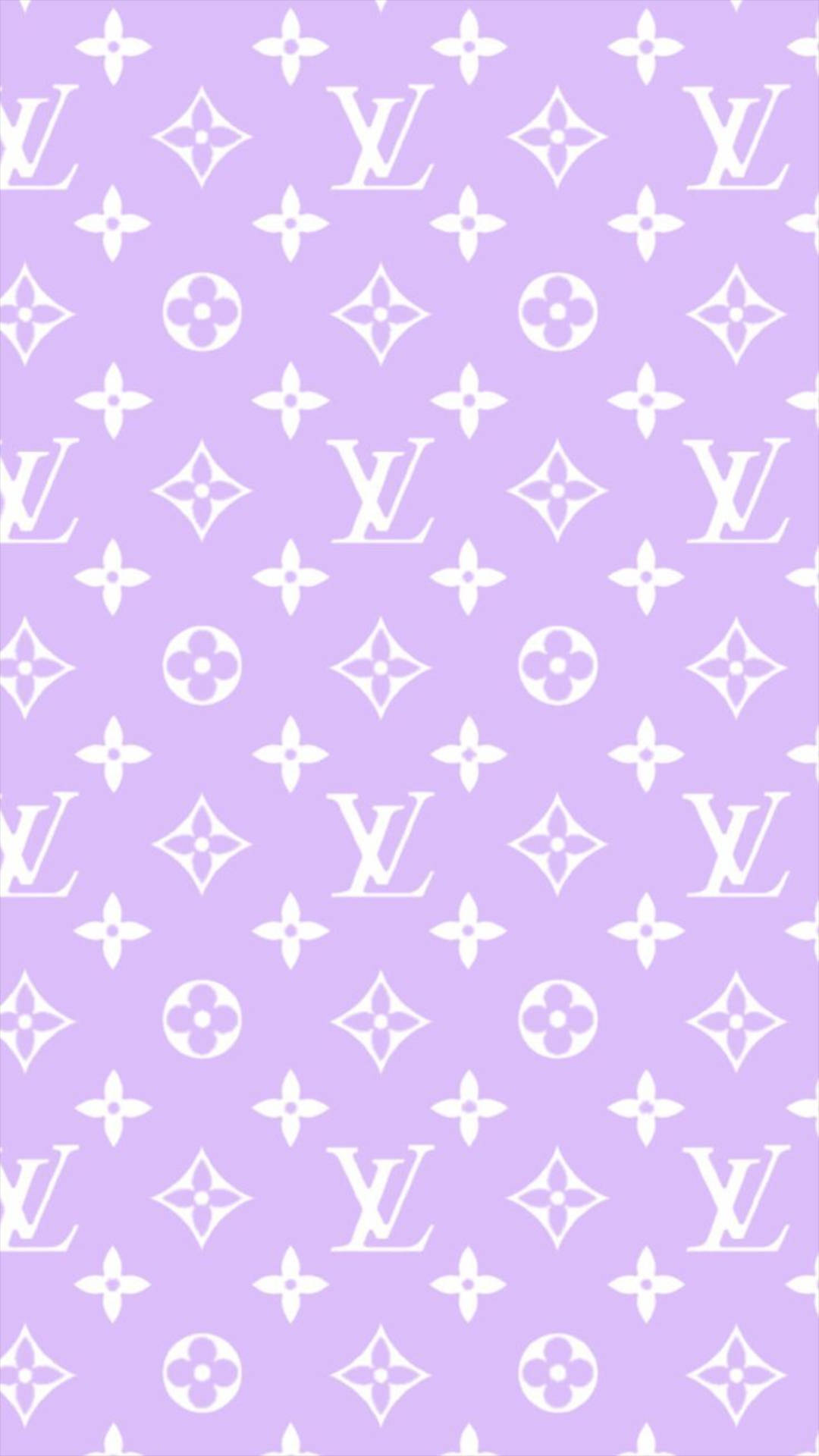 路易威登 桌布 壁紙 — 在柔和的薰衣草背景上重複出現的白色 Louis Vuitton 字母組合圖案。